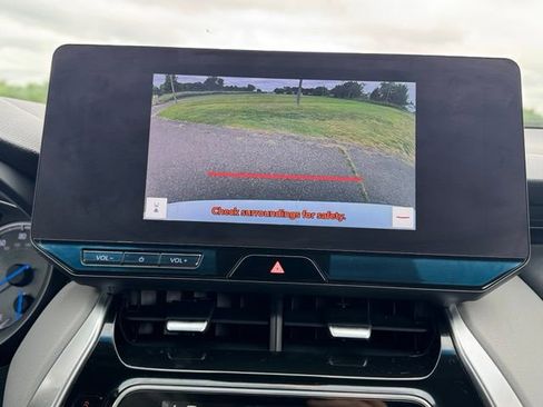 Used 2023 Toyota Venza XLE AWD/4WD image 17