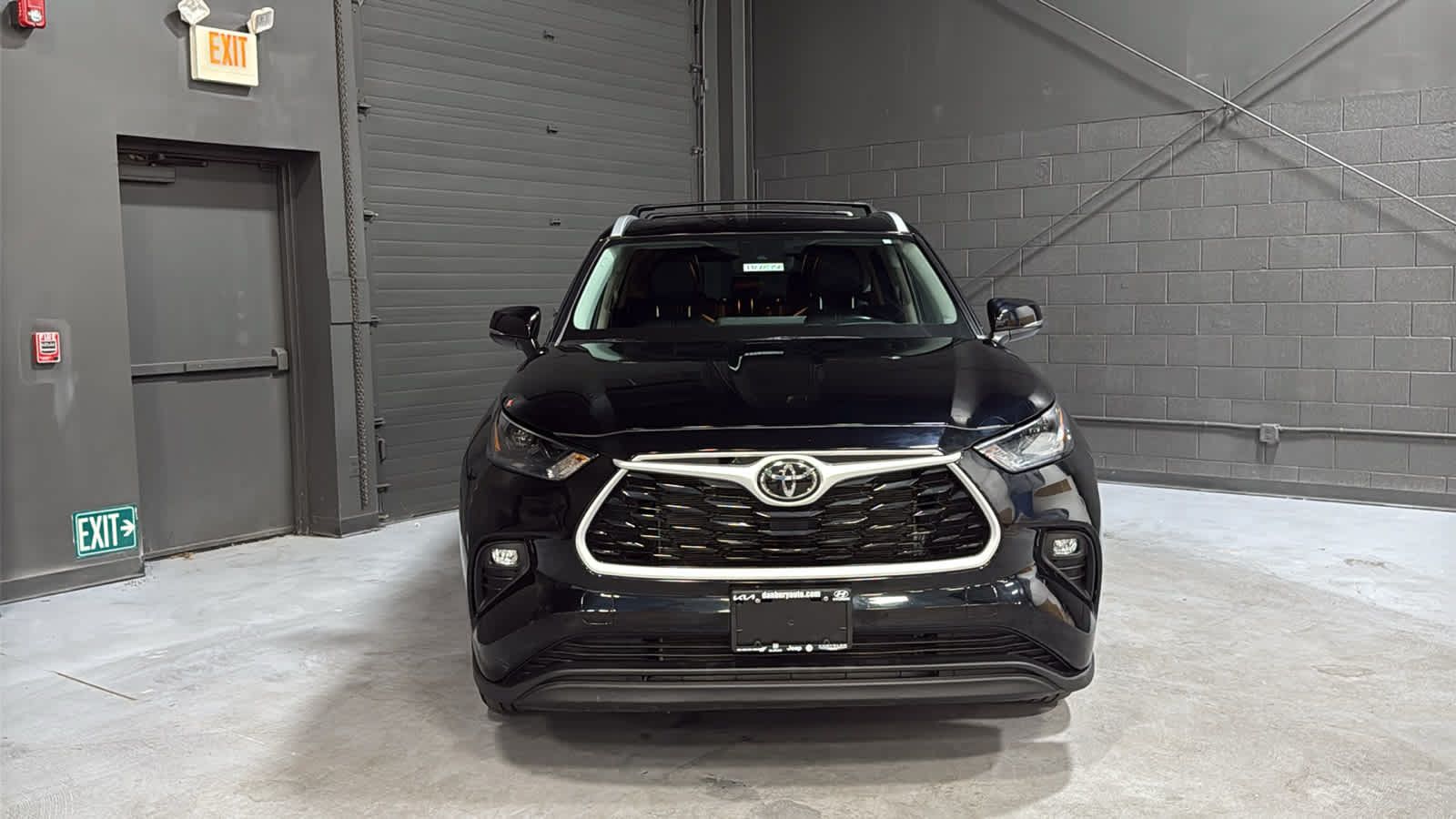 Used 2023 Toyota Highlander XLE AWD/4WD image 2