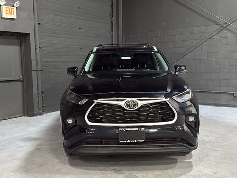 Used 2023 Toyota Highlander XLE AWD/4WD image 2