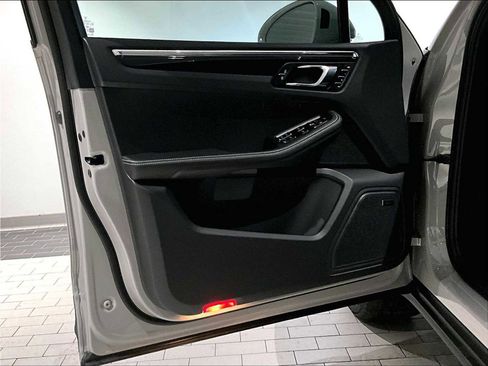 New 2026 Porsche Macan image 24