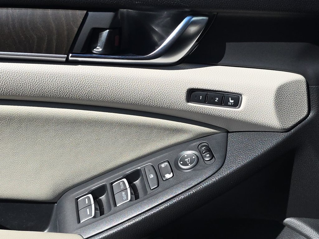 Used 2018 Honda Accord Touring image 22