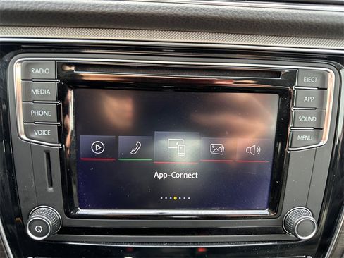 Used 2018 Volkswagen Passat 2.0T SE image 18