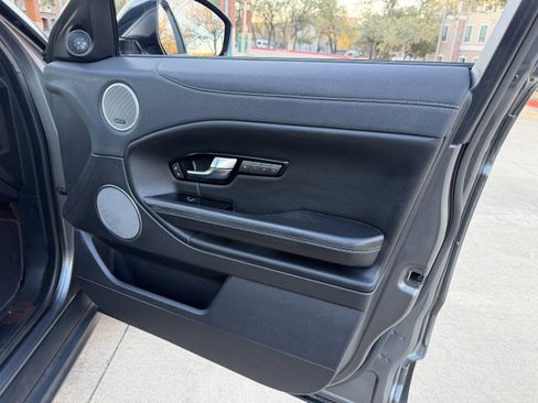 Used 2019 Land Rover Range Rover Evoque SE Premium image 9