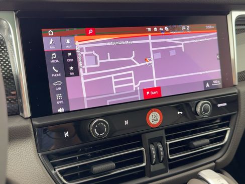 Certified 2026 Porsche Macan AWD/4WD image 24