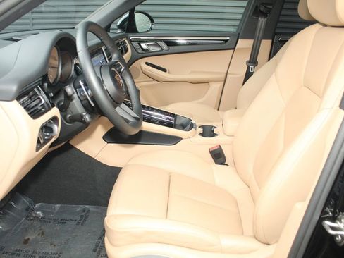 Certified 2025 Porsche Macan image 5
