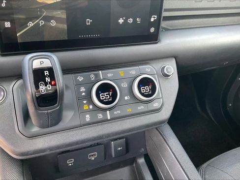 Used 2023 Land Rover Defender 90 V8 image 32