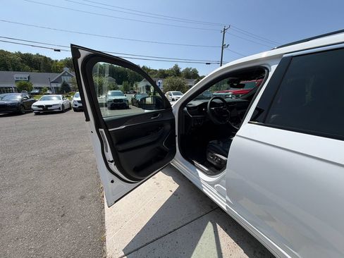 Used 2023 Jeep Grand Cherokee Overland AWD/4WD image 13