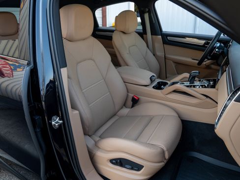 Certified 2023 Porsche Cayenne Platinum Edition image 31