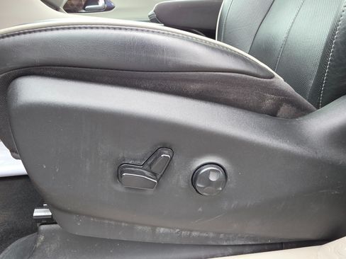 Used 2023 Chrysler Pacifica Limited FWD image 37