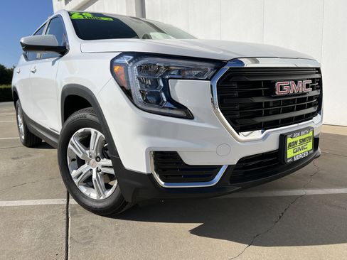 Used 2024 GMC Terrain SLE image 4