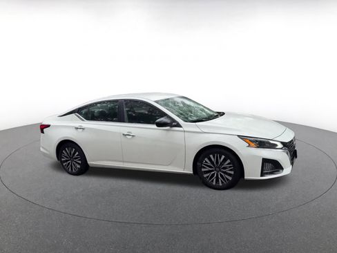 Used 2025 Nissan Altima 2.5 SV FWD image 2