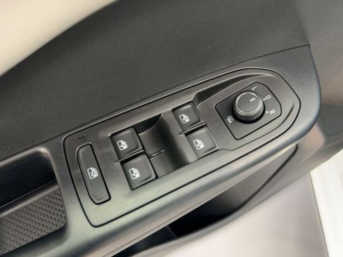 New 2026 Volkswagen Taos SE image 13