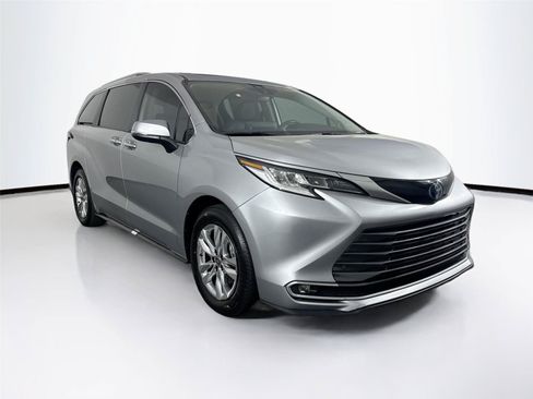 Used 2023 Toyota Sienna Limited FWD image 10