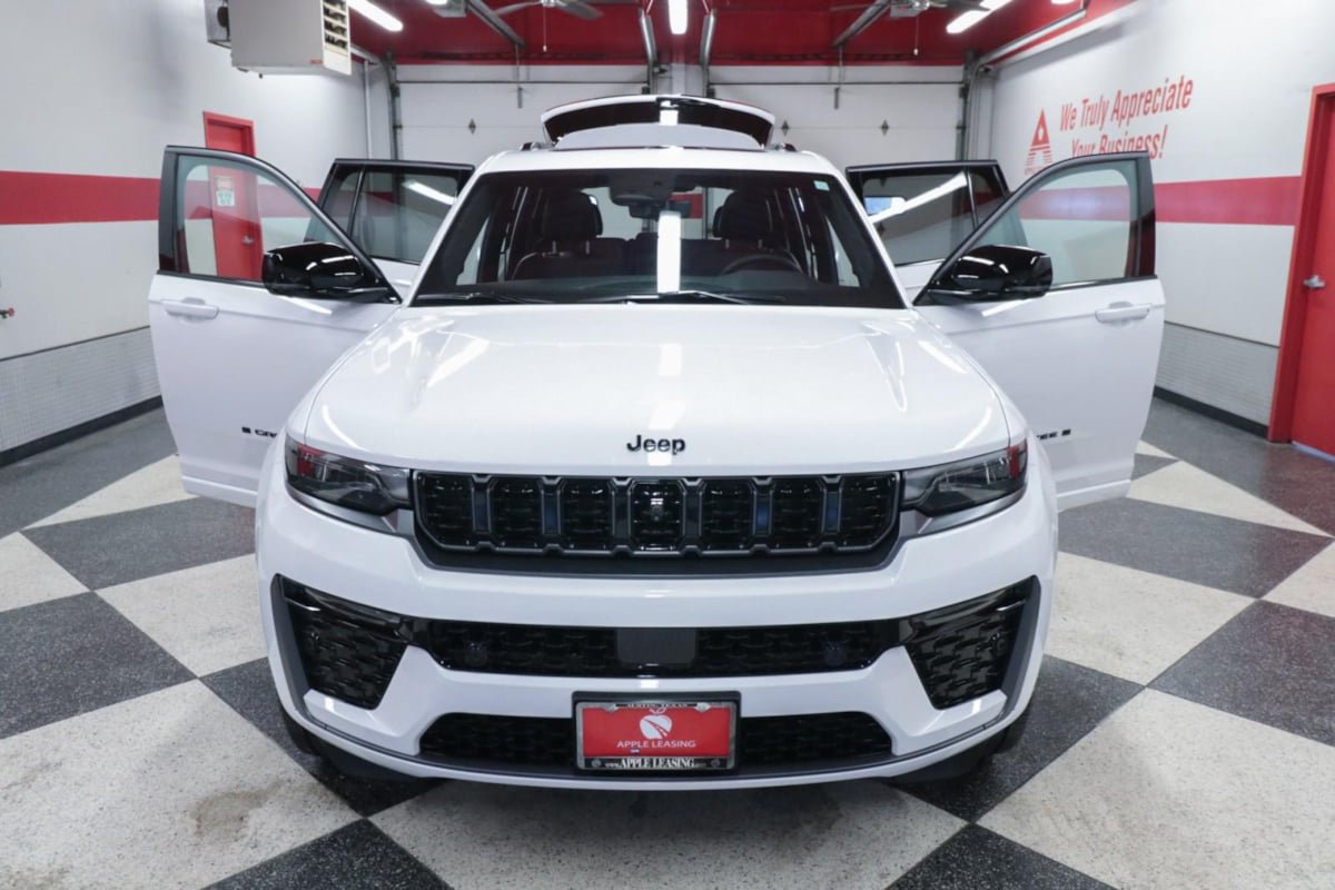 Used 2026 Jeep Grand Cherokee Limited AWD/4WD image 28
