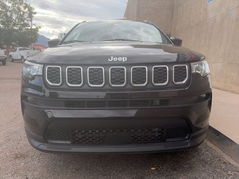 Used 2024 Jeep Compass Latitude w/ Convenience Group AWD/4WD image 9