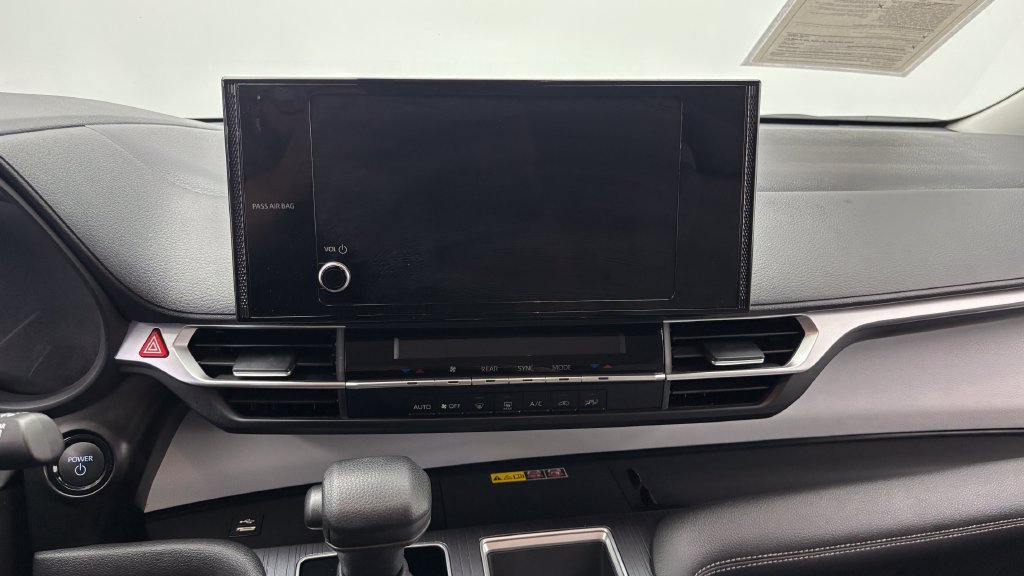 Used 2025 Toyota Sienna LE FWD image 21