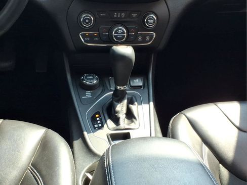 Used 2019 Jeep Cherokee Latitude Plus w/ Comfort/Convenience Group AWD/4WD image 14