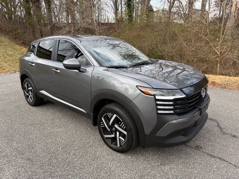 Used 2025 Nissan Kicks SV w/ Charging Package image 4