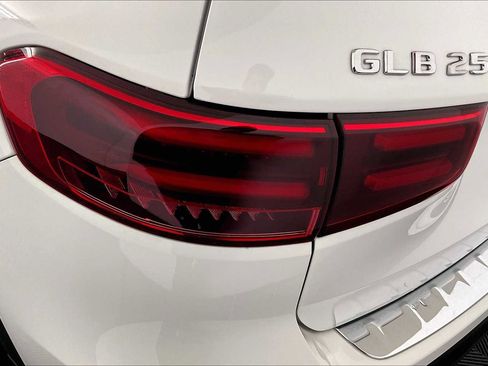 New 2025 Mercedes-Benz GLB 250 4MATIC image 6