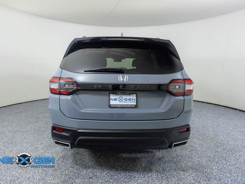 Used 2025 Honda Pilot Sport image 6