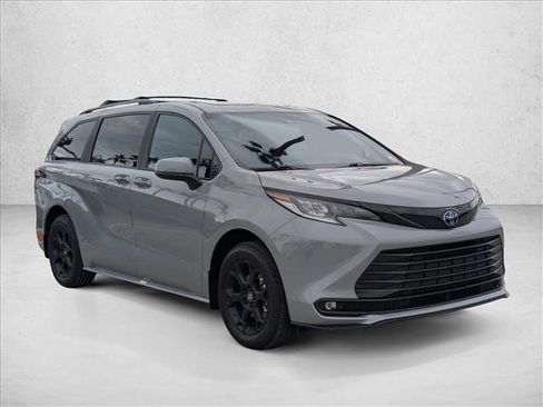 Used 2025 Toyota Sienna XLE Woodland Edition image 3