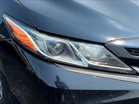 Used 2018 Toyota Camry SE w/ Convenience Package FWD image 30