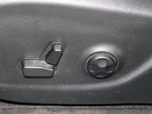 Used 2019 Jeep Cherokee Latitude Plus w/ Comfort/Convenience Group image 16