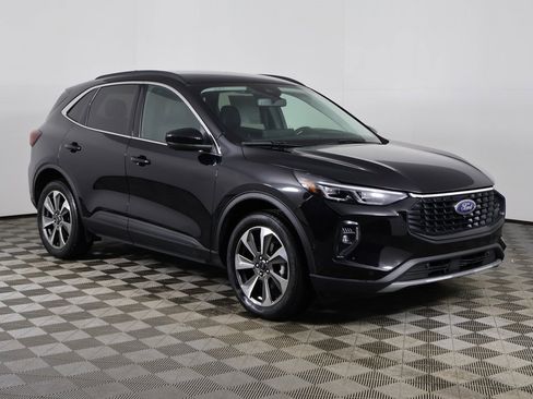 Used 2023 Ford Escape Platinum w/ Premium Technology Package image 2