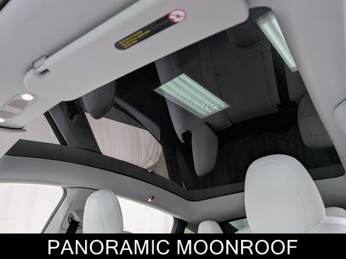 Used 2022 Tesla Model Y Long Range image 16