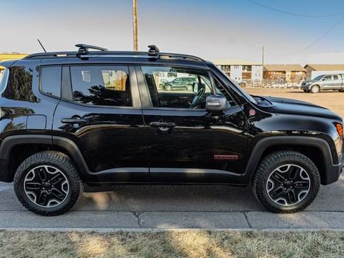 Used 2017 Jeep Renegade Trailhawk image 4