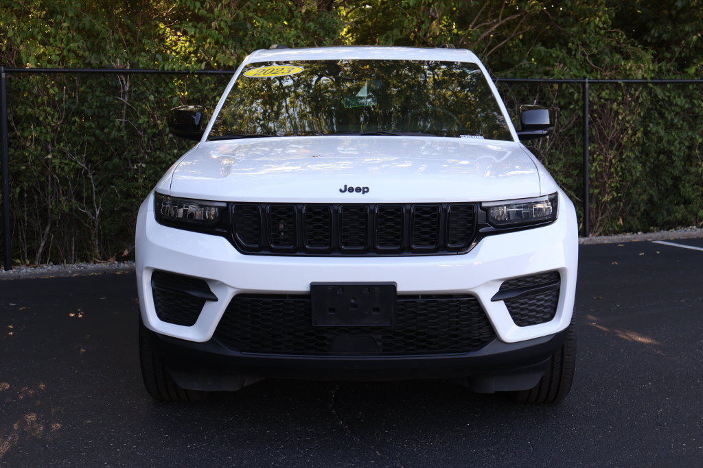 Used 2023 Jeep Grand Cherokee Altitude AWD/4WD image 2