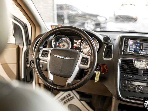 Used 2015 Chrysler Town & Country Touring image 33