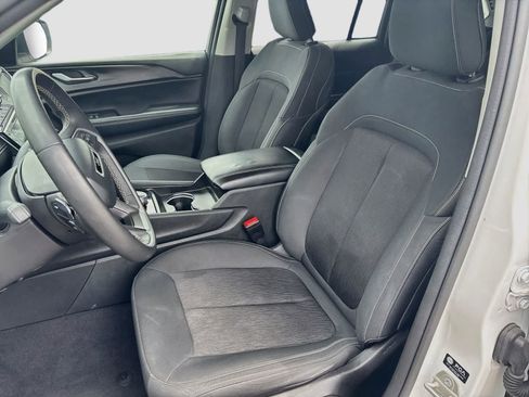 Used 2024 Jeep Grand Cherokee Laredo RWD image 19