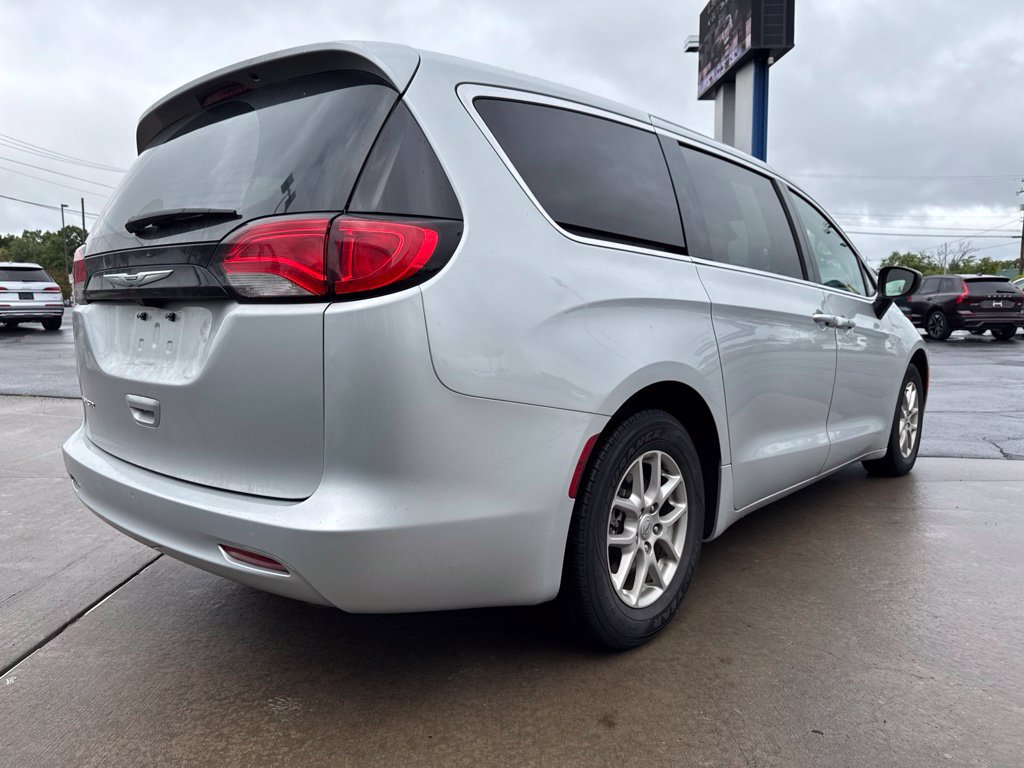 Used 2024 Chrysler Voyager LX FWD image 5
