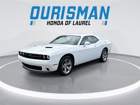 Used 2019 Dodge Challenger SXT image 4