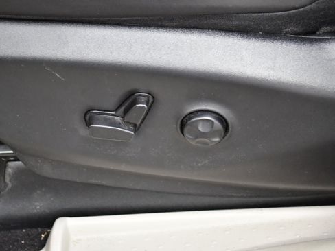Used 2023 Chrysler Pacifica Touring-L w/ Uconnect Theater Family Group FWD image 14