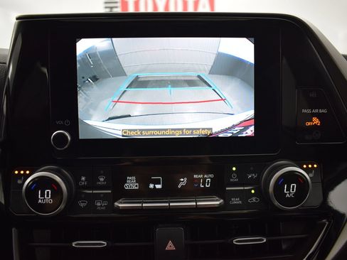 Used 2024 Toyota Highlander XLE AWD/4WD image 18