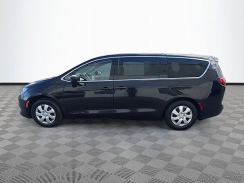 Used 2020 Chrysler Voyager L FWD image 4