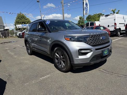 Used 2022 Ford Explorer XLT w/ Equipment Group 202A AWD/4WD image 2