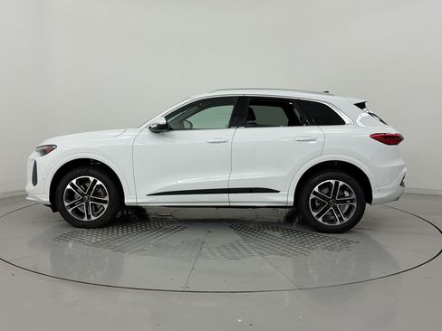 Certified 2025 Audi Q5 Premium w/ Convenience Package AWD/4WD image 2