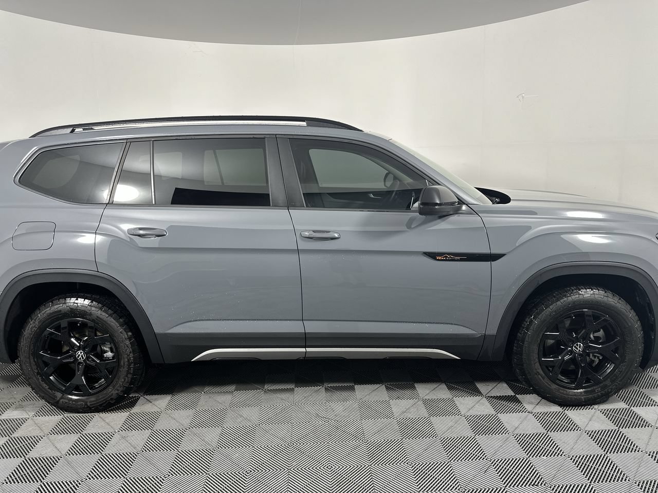 Used 2024 Volkswagen Atlas Peak Edition SE AWD/4WD image 18