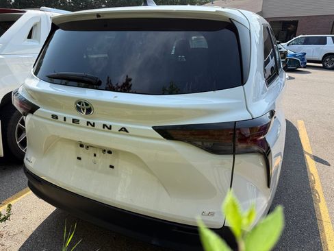 Used 2025 Toyota Sienna LE FWD image 3