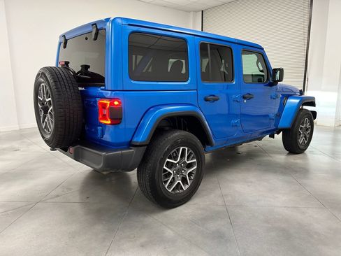 Used 2025 Jeep Wrangler Unlimited Sahara AWD/4WD image 9
