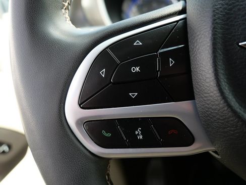 Used 2024 Chrysler Pacifica Touring-L FWD image 21