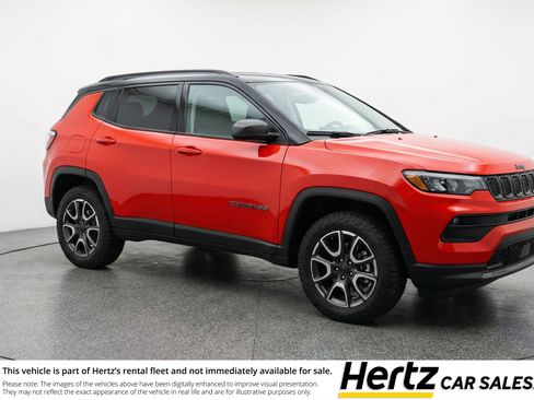 Used 2025 Jeep Compass Trailhawk AWD/4WD image 1