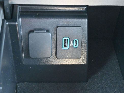 Used 2023 Ford Explorer XLT w/ Equipment Group 202A AWD/4WD image 25