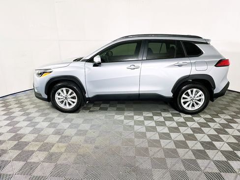 Used 2024 Toyota Corolla Cross LE w/ Moonroof Package image 6
