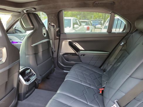 Certified 2023 BMW i7 xDrive60 AWD/4WD image 8