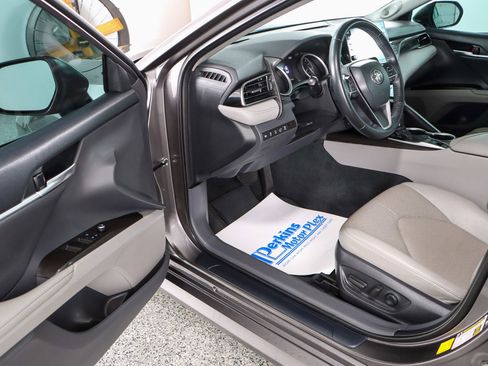 Used 2022 Toyota Camry XLE w/ Navigation Package image 3