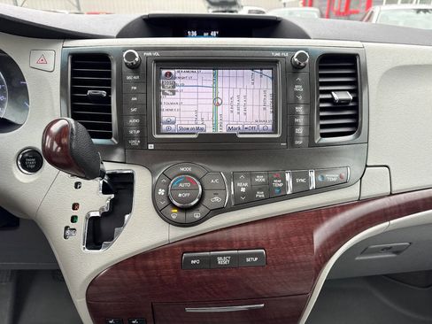 Used 2013 Toyota Sienna XLE image 27